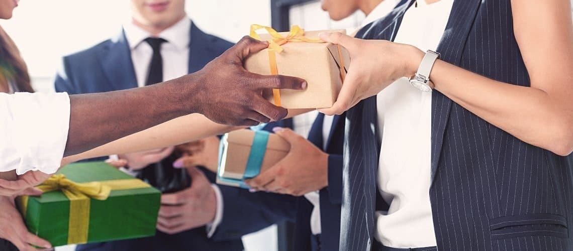 Ce acordam de Craciun angajatilor nostri cadouri in bani natura sau tichete cadou blueaccountancy ro Blue Accountancy SRL Contabilitate Oradea Prime de Craciun in Romania